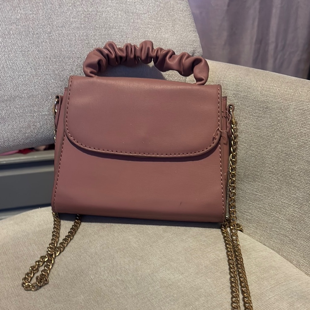 Elegant Mauve Handbag with Gold Chain